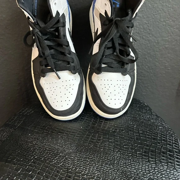 Nike Black and White Sneakers with Blue Accents - Picture 2 of 3